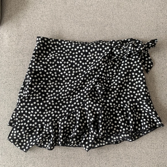 Daisy Print Ruffled Wrapped Skort - Picture 1 of 6